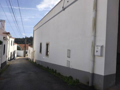 Moradia com Pavilhão e Potencial de Construção até 3 Andares