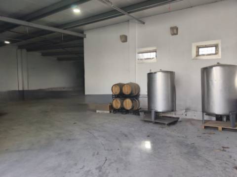 Moradia com Pavilhão e Potencial de Construção até 3 Andares