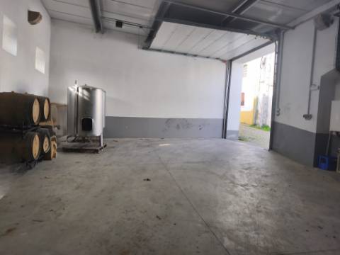 Moradia com Pavilhão e Potencial de Construção até 3 Andares