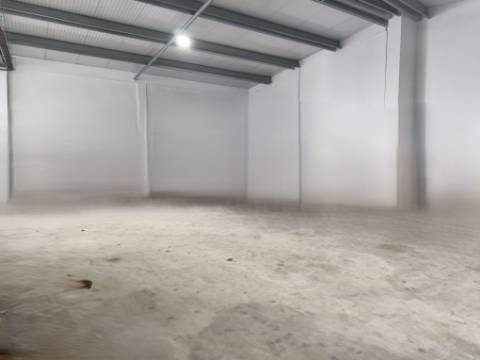 Moradia com Pavilhão e Potencial de Construção até 3 Andares