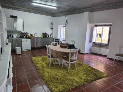 Moradia com Pavilhão e Potencial de Construção até 3 Andares