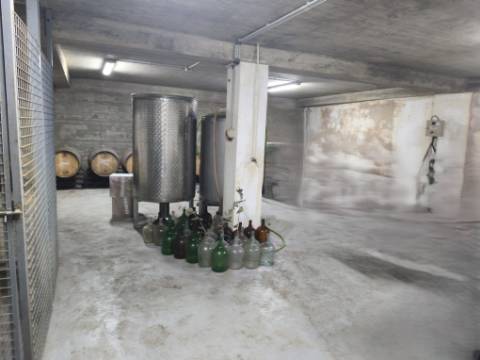 Moradia com Pavilhão e Potencial de Construção até 3 Andares