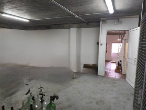 Moradia com Pavilhão e Potencial de Construção até 3 Andares