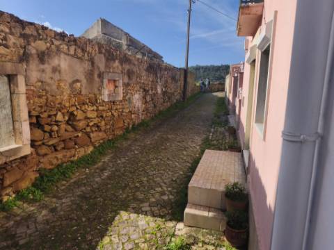 Moradia com Pavilhão e Potencial de Construção até 3 Andares