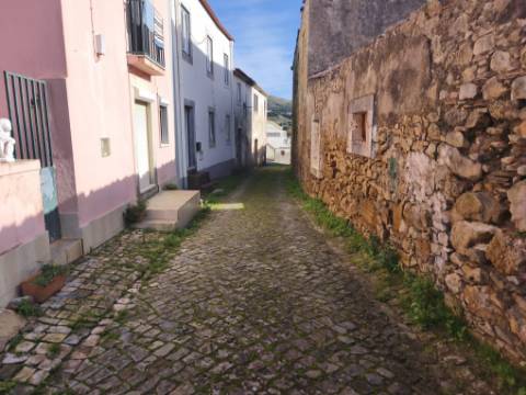 Moradia com Pavilhão e Potencial de Construção até 3 Andares