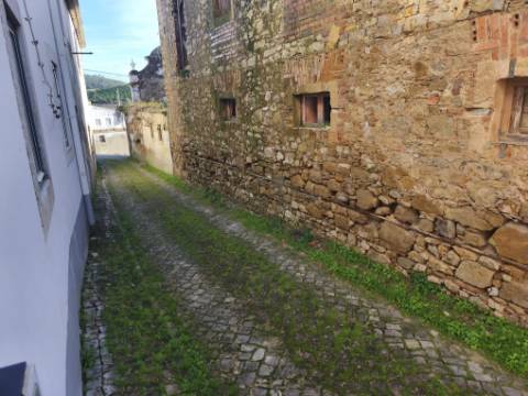 Moradia com Pavilhão e Potencial de Construção até 3 Andares