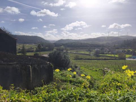 Moradia com Pavilhão e Potencial de Construção até 3 Andares