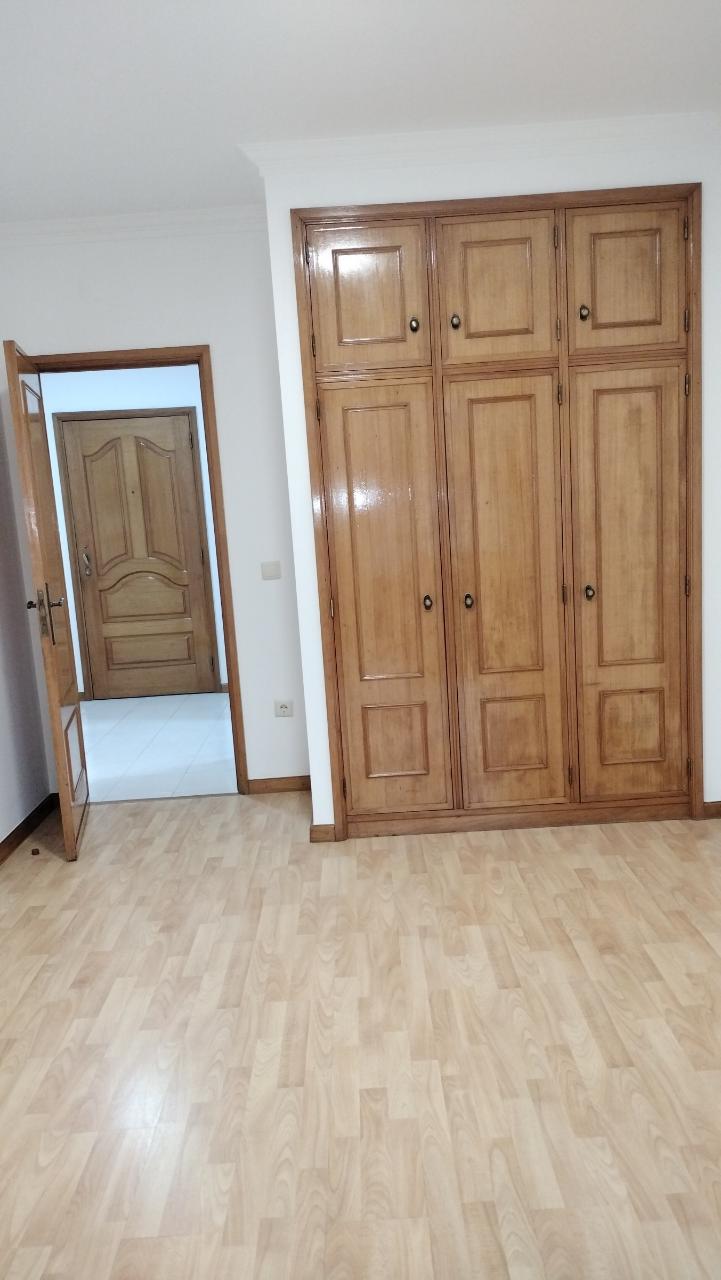 T1 Canidelo, Vila Nova de Gaia (junto ao Mercadona) totalmente remodelado, inserido num prédio bem cuidado, com dois elevadores e lugar de garagem