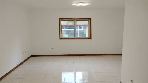 T1 Canidelo, Vila Nova de Gaia (junto ao Mercadona) totalmente remodelado, inserido num prédio bem cuidado, com dois elevadores e lugar de garagem