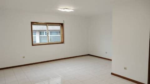 T1 Canidelo, Vila Nova de Gaia (junto ao Mercadona) totalmente remodelado, inserido num prédio bem cuidado, com dois elevadores e lugar de garagem