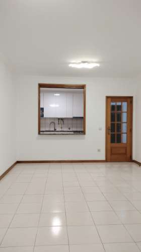 T1 Canidelo, Vila Nova de Gaia (junto ao Mercadona) totalmente remodelado, inserido num prédio bem cuidado, com dois elevadores e lugar de garagem