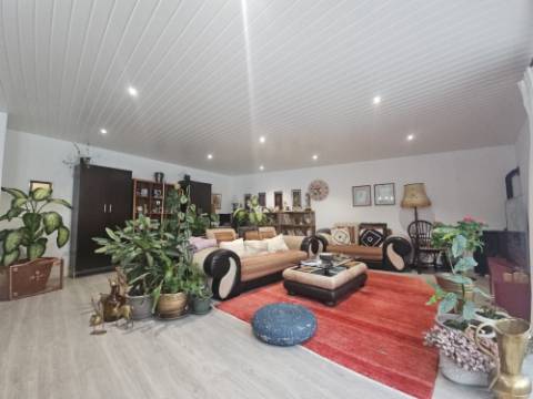 Apartamento T3 remodelado Centro Cadaval