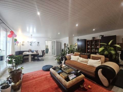 Apartamento T3 remodelado Centro Cadaval