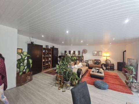 Apartamento T3 remodelado Centro Cadaval