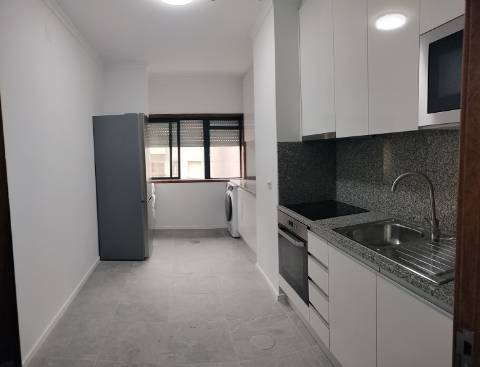 Apartamento T2 Renovado- Coimbrões