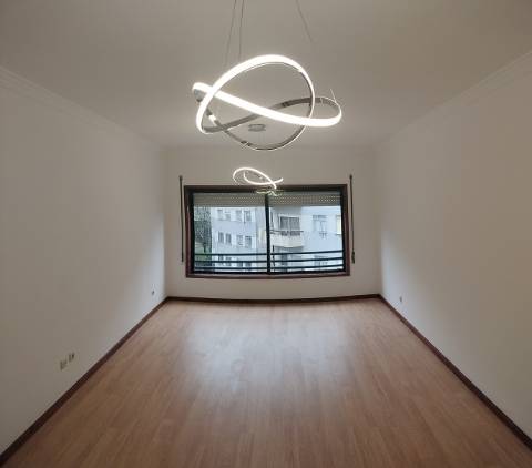 Apartamento T2 Renovado- Coimbrões