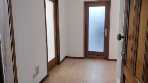 Apartamento T2 Renovado- Coimbrões