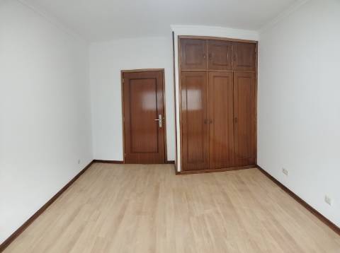 Apartamento T2 Renovado- Coimbrões