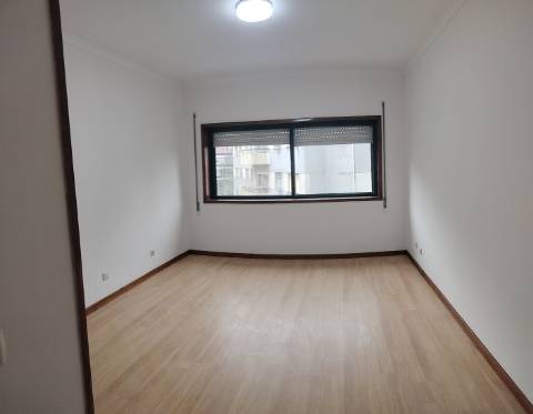 Apartamento T2 Renovado- Coimbrões