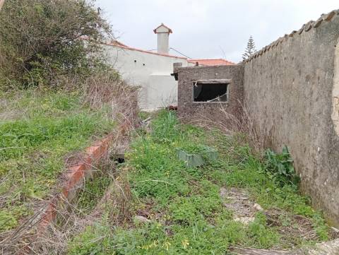 Casa antiga com quintal