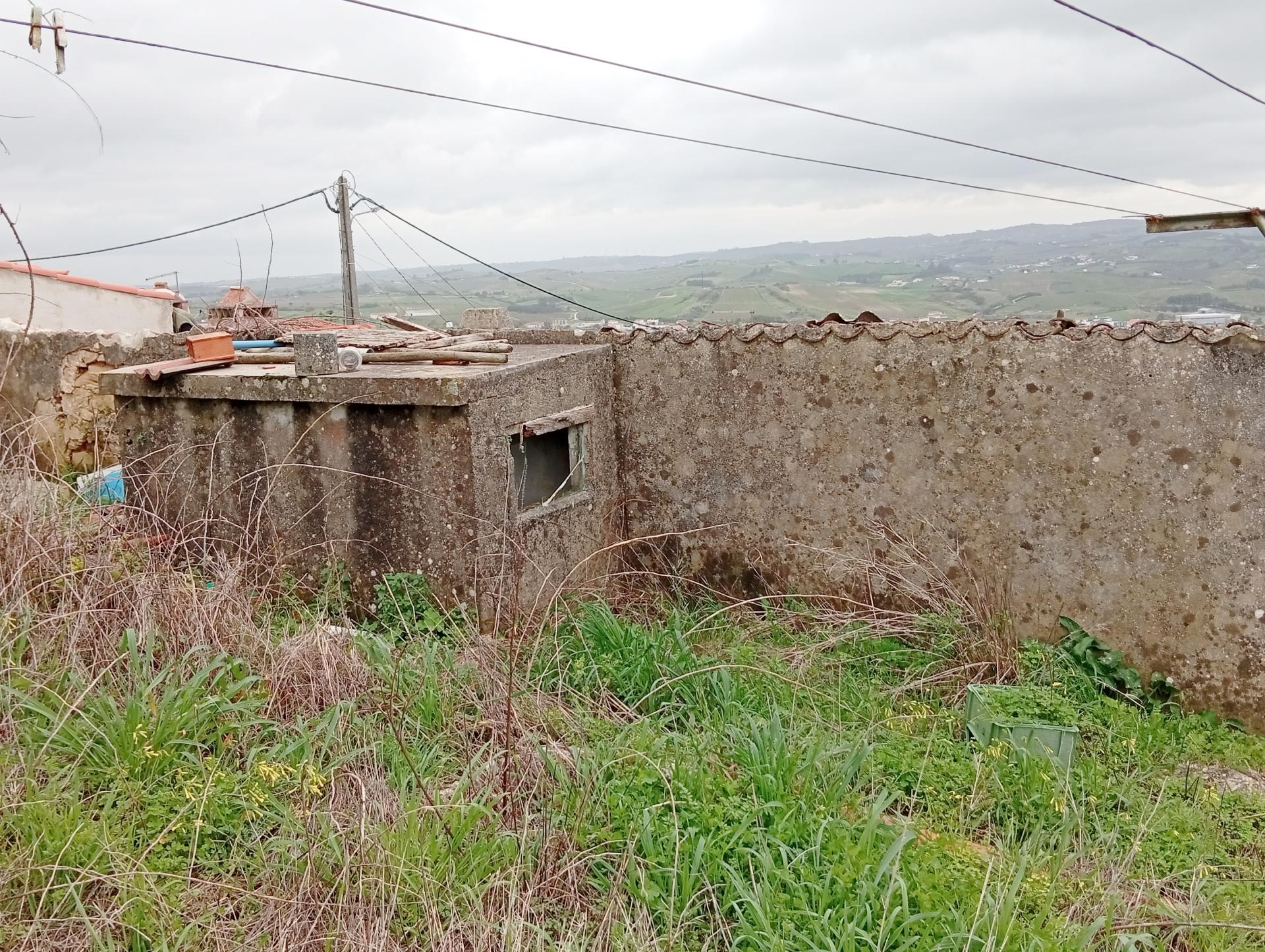 Casa antiga com quintal