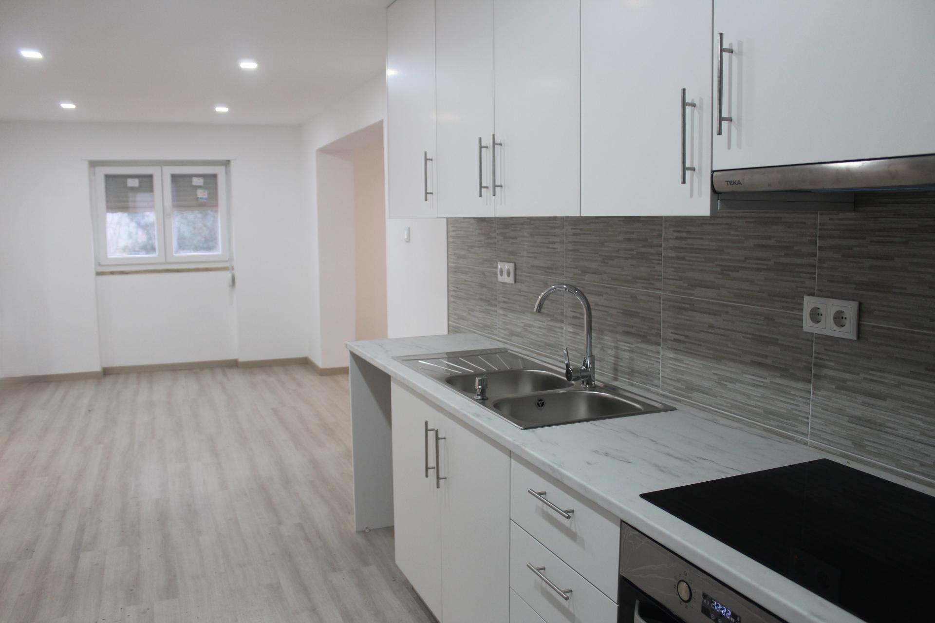 Imóvel com Restaurante e Habitação nos Casais da Ponte, Coto