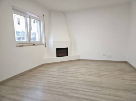 Imóvel com Restaurante e Habitação nos Casais da Ponte, Coto