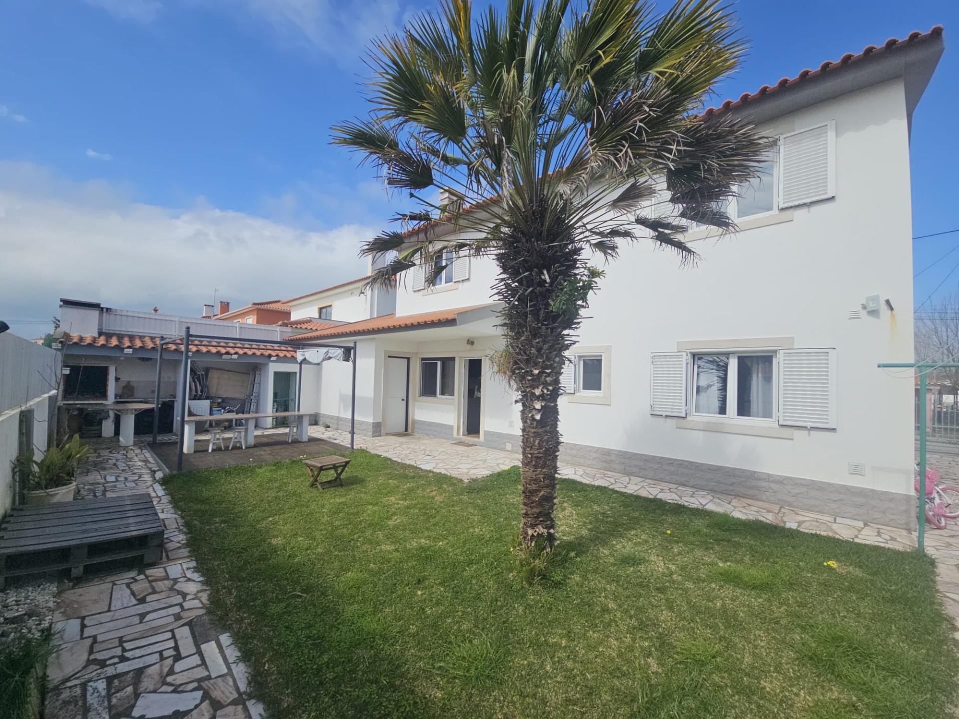 Moradia T4 com jardim e garagem na Silveira Torres Vedras