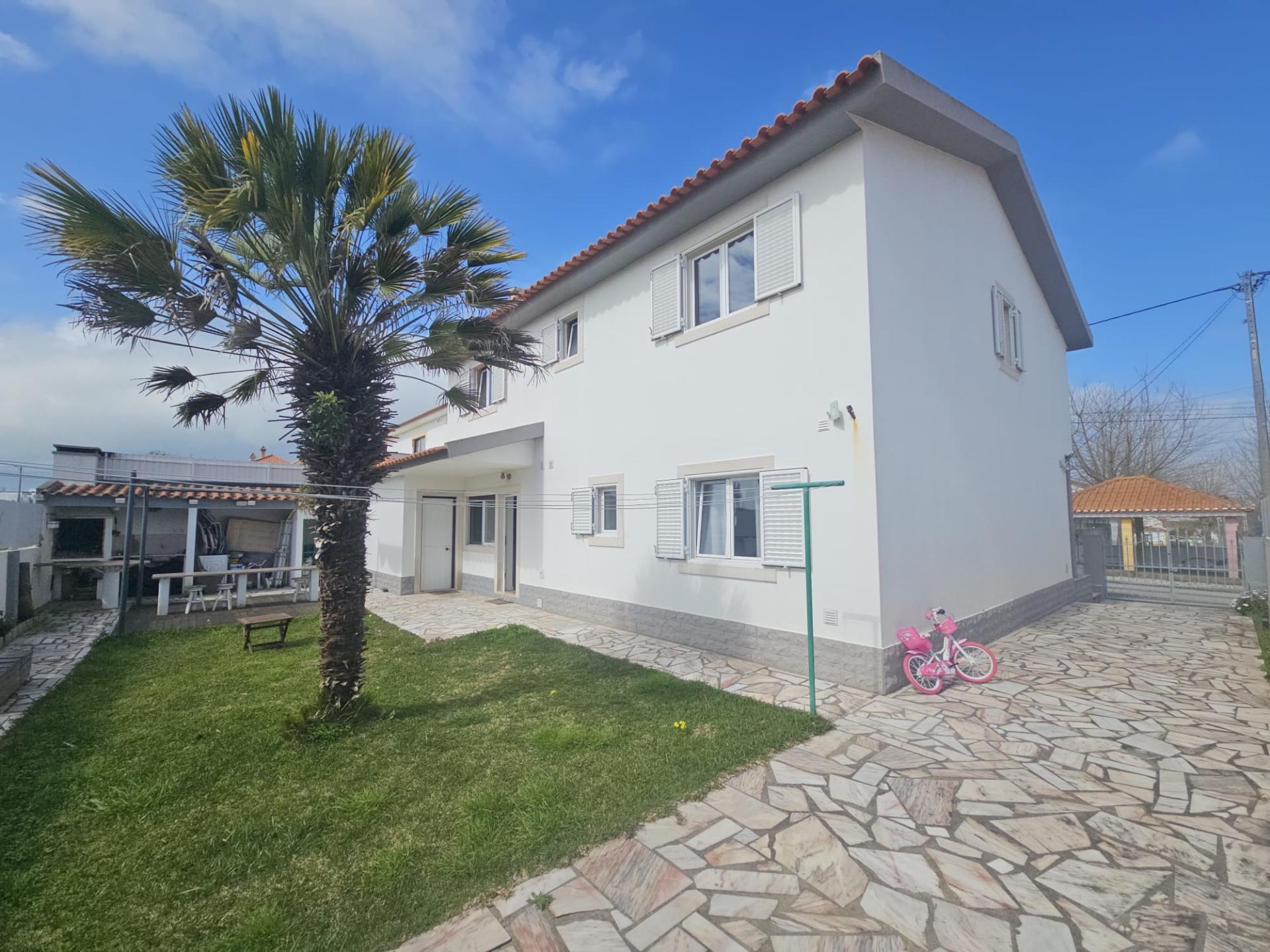 Moradia T4 com jardim e garagem na Silveira Torres Vedras