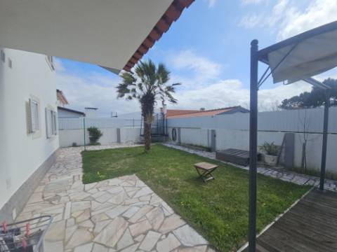 Moradia T4 com jardim e garagem na Silveira Torres Vedras