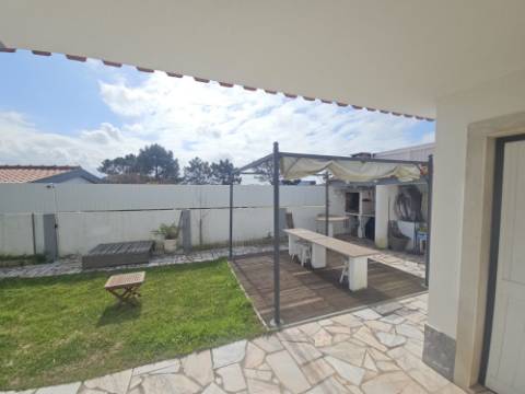 Moradia T4 com jardim e garagem na Silveira Torres Vedras