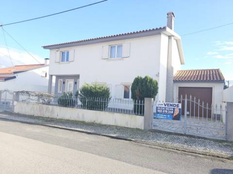Moradia T4 com jardim e garagem na Silveira Torres Vedras