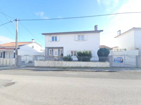 Moradia T4 com jardim e garagem na Silveira Torres Vedras