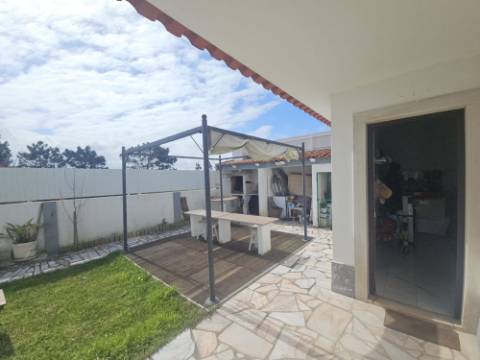 Moradia T4 com jardim e garagem na Silveira Torres Vedras