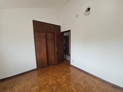 Moradia T4 com jardim e garagem na Silveira Torres Vedras