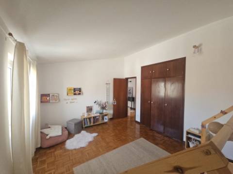 Moradia T4 com jardim e garagem na Silveira Torres Vedras