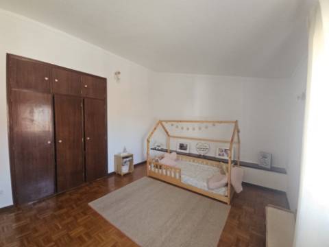 Moradia T4 com jardim e garagem na Silveira Torres Vedras
