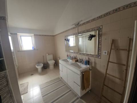 Moradia T4 com jardim e garagem na Silveira Torres Vedras