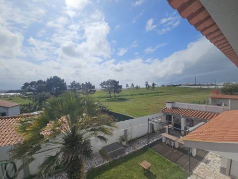 Moradia T4 com jardim e garagem na Silveira Torres Vedras