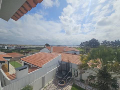 Moradia T4 com jardim e garagem na Silveira Torres Vedras