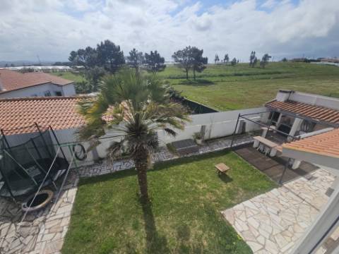 Moradia T4 com jardim e garagem na Silveira Torres Vedras
