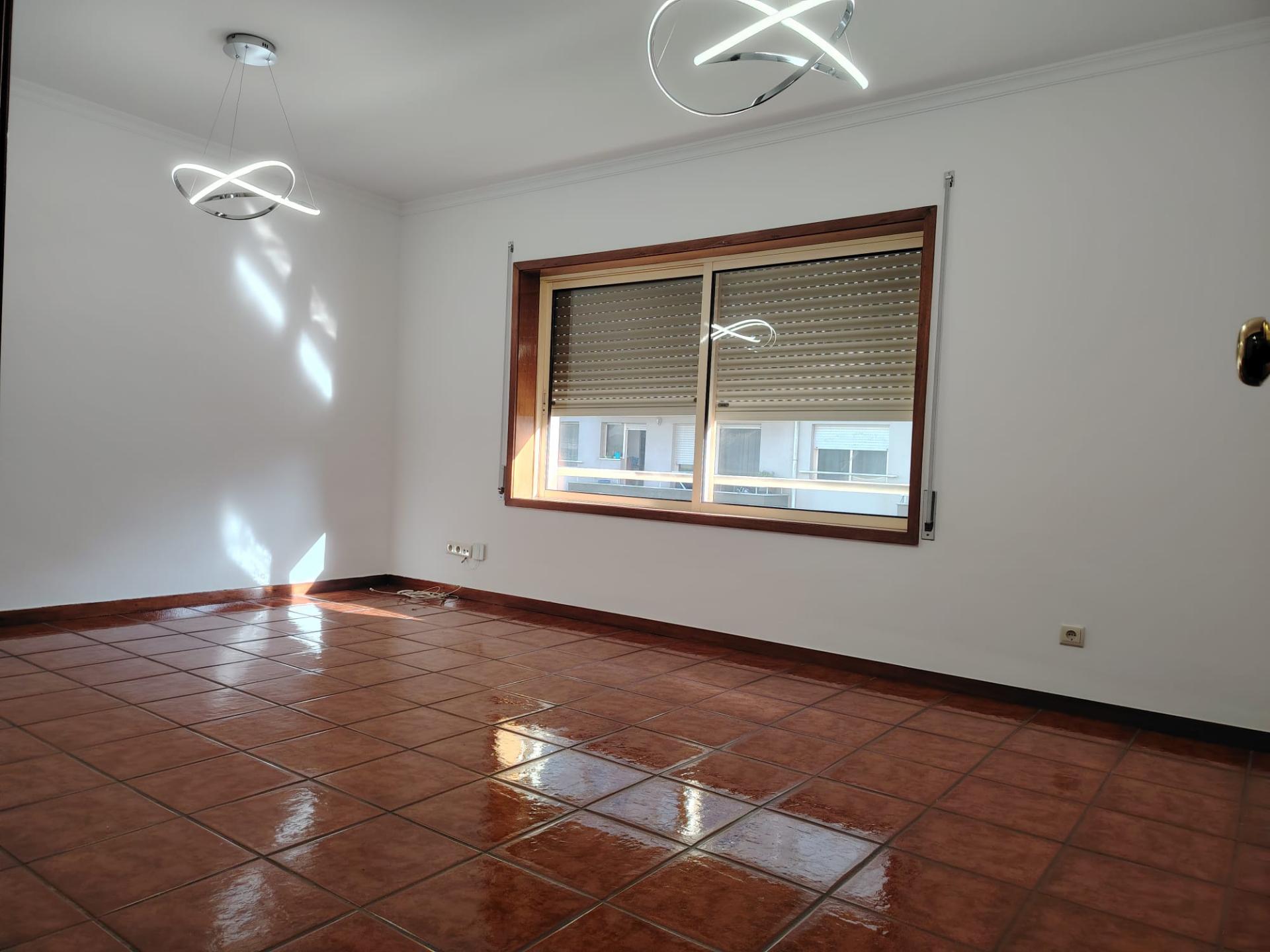 T2 TOTALMENTE RENOVADO EM CANIDELO - A 2 KM DA PRAIA!