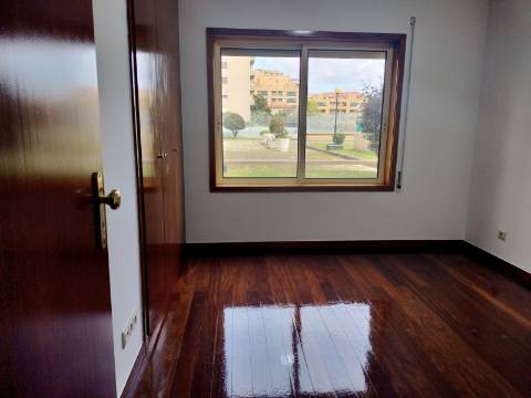 T2 TOTALMENTE RENOVADO EM CANIDELO - A 2 KM DA PRAIA!