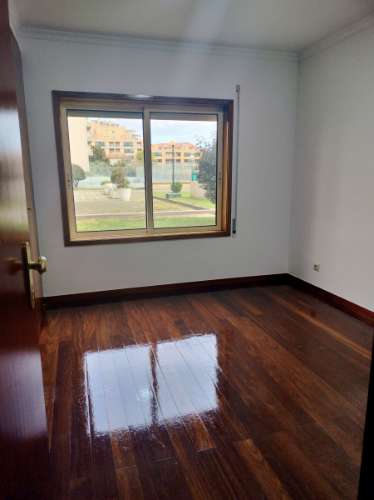 T2 TOTALMENTE RENOVADO EM CANIDELO - A 2 KM DA PRAIA!