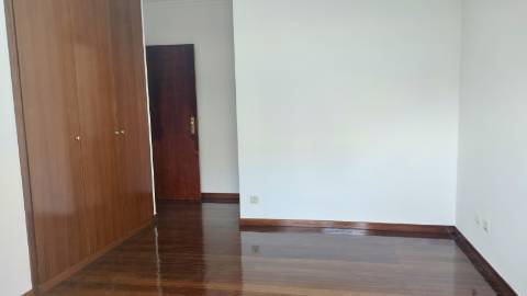 T2 TOTALMENTE RENOVADO EM CANIDELO - A 2 KM DA PRAIA!