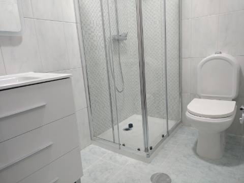 T2 TOTALMENTE RENOVADO EM CANIDELO - A 2 KM DA PRAIA!