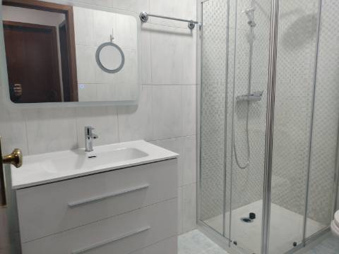 T2 TOTALMENTE RENOVADO EM CANIDELO - A 2 KM DA PRAIA!