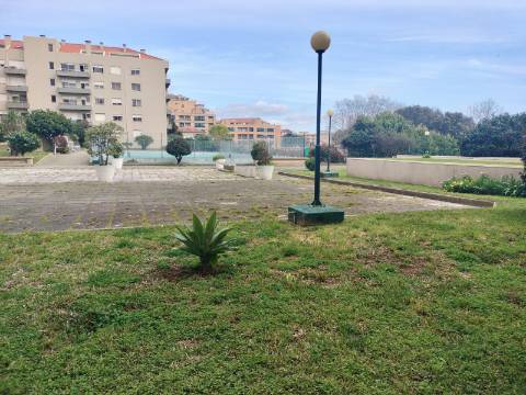 T2 TOTALMENTE RENOVADO EM CANIDELO - A 2 KM DA PRAIA!