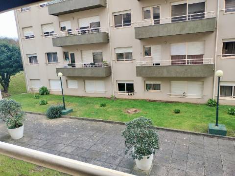 T2 TOTALMENTE RENOVADO EM CANIDELO - A 2 KM DA PRAIA!