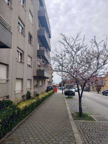 T2 TOTALMENTE RENOVADO EM CANIDELO - A 2 KM DA PRAIA!